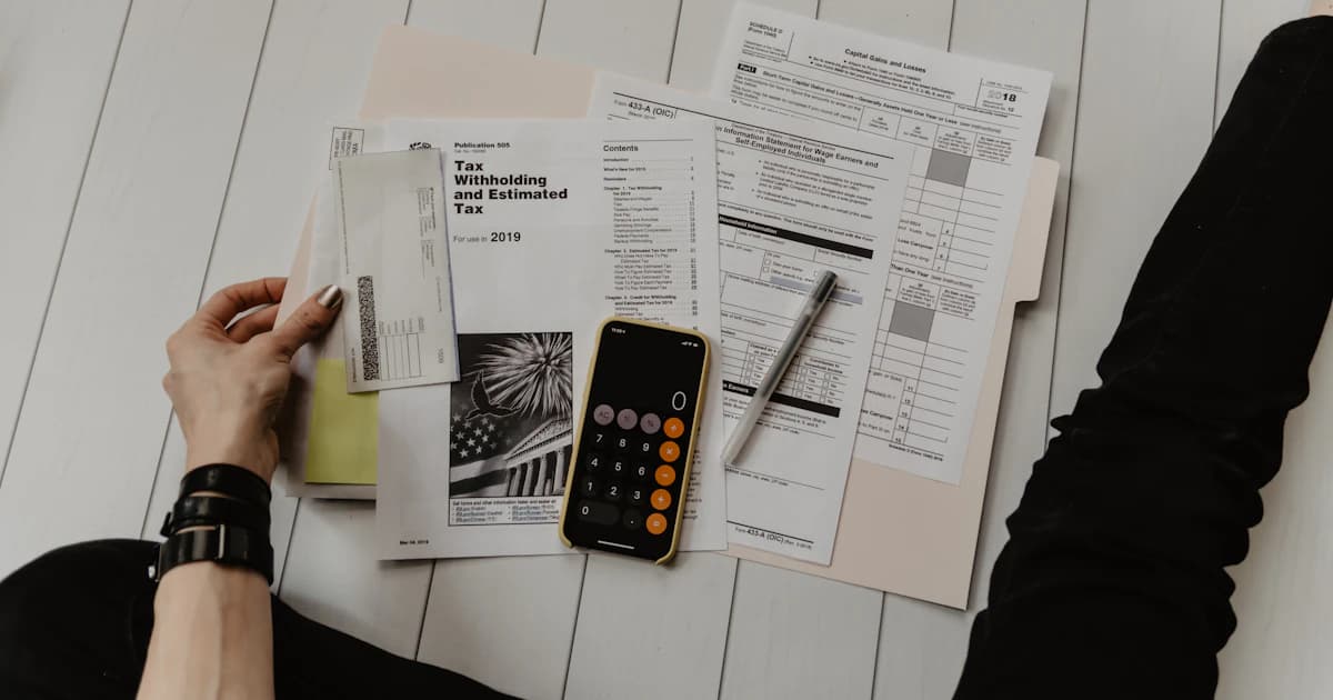 Rekenmachine, geld en factuur op een tafel — kosten voedingsdeskundige