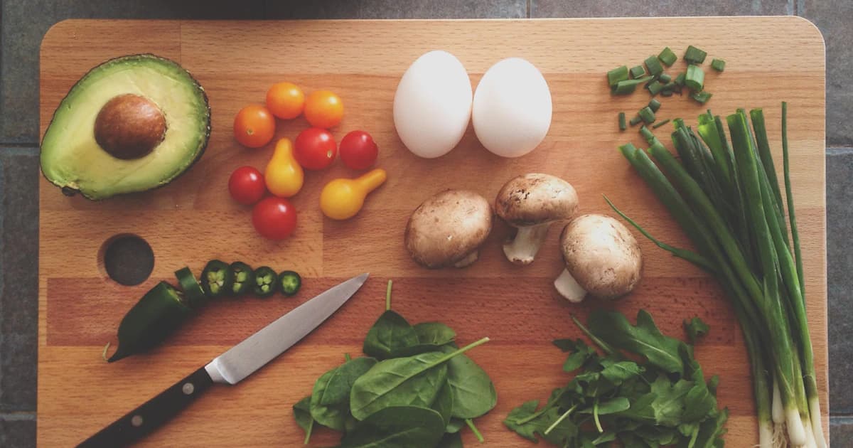 Bord met groene smoothie, noten en peulvruchten — voeding voor energie