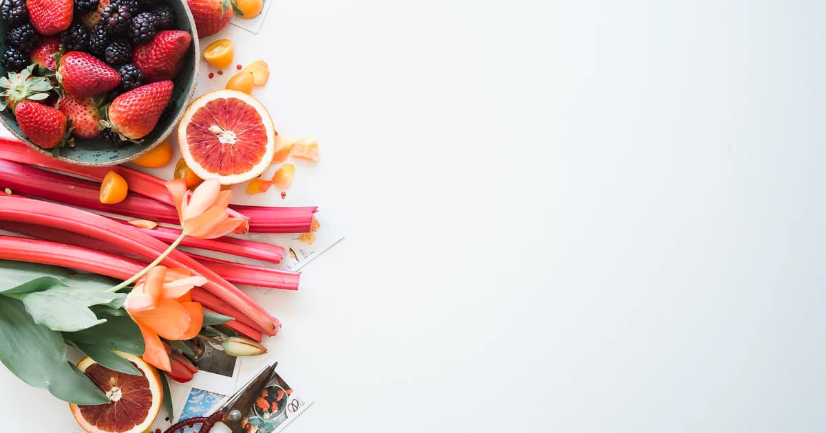 Persoon meet middel op met meetlint, gezonde maaltijd op tafel — duurzaam afvallen