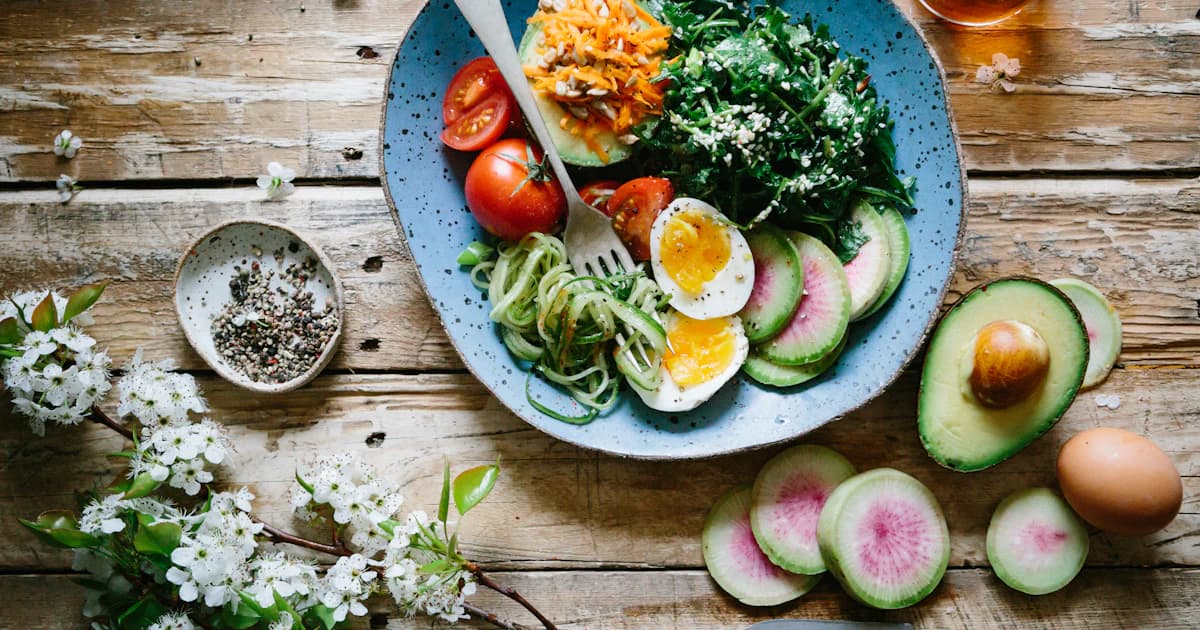 Verse groenten, fruit en granen op een houten tafel — voedingsadvies